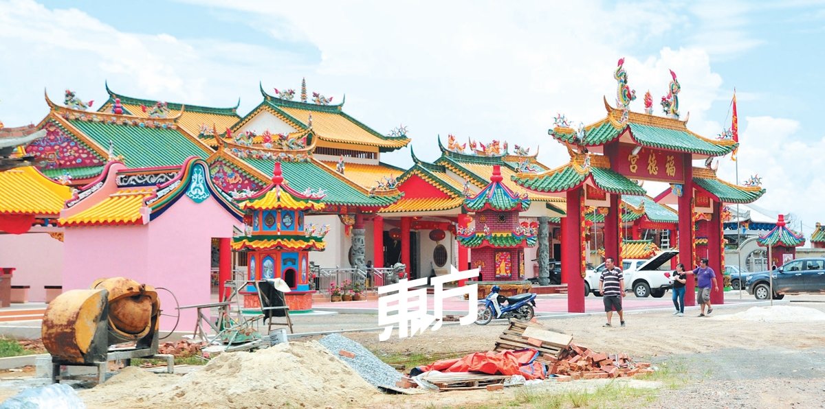 8间神庙迁至峇尤达迈花园，8间庙宇整齐排列成为当地奇观。 （摄影：杨金森）