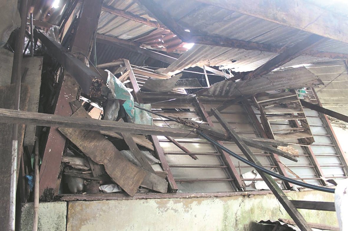基于家境清寒，叶亚保只能任由住家简陋损坏，并居住在环境欠佳的住所。