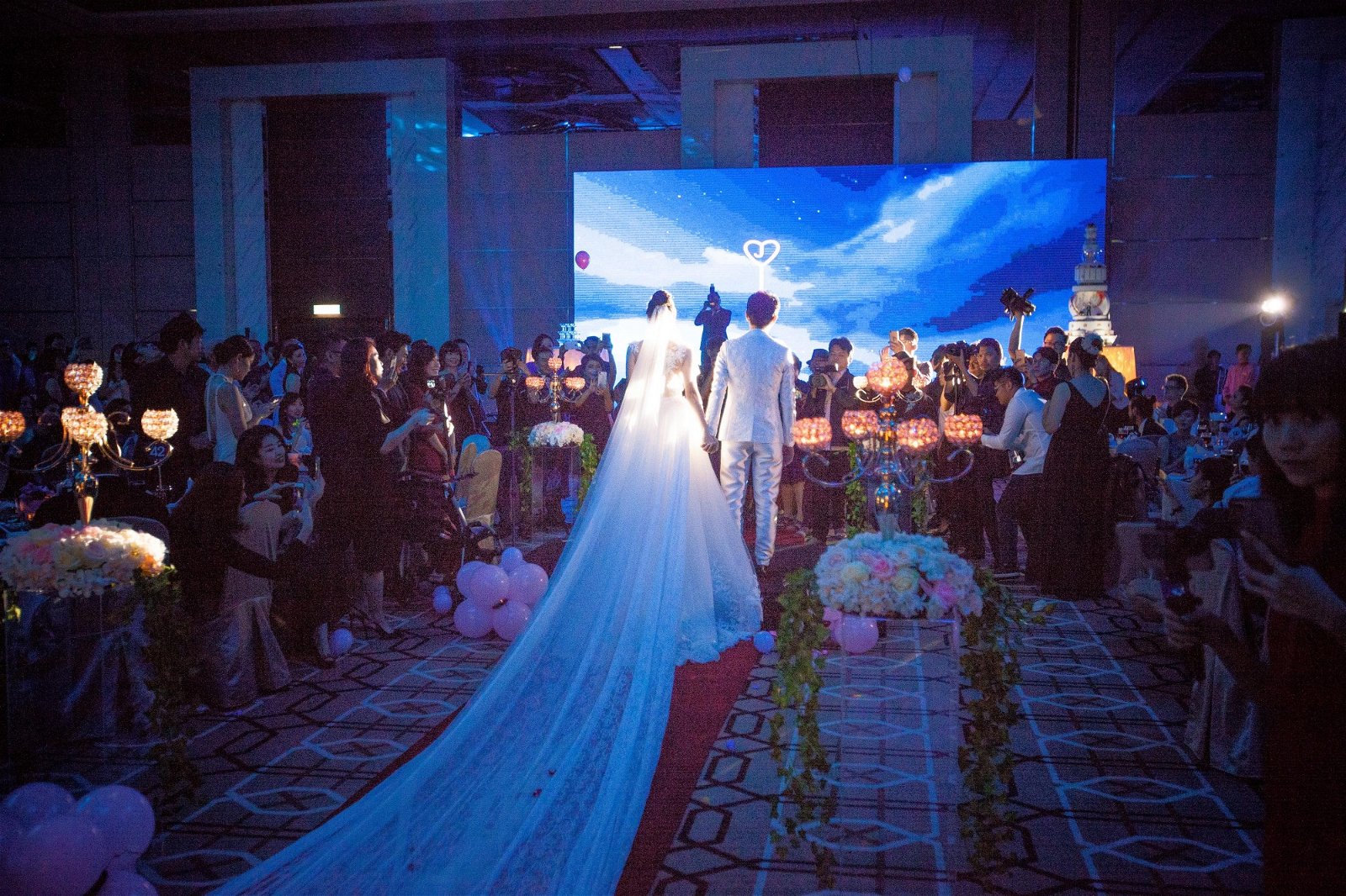秦雯彬婚纱长度达102.8公尺，成为“最长婚纱创举”并列入“马来西亚纪录大全”。