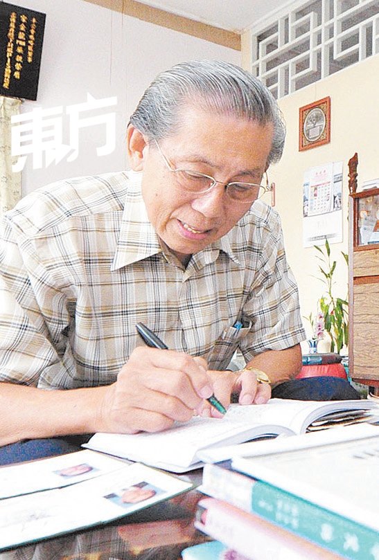 彼咯前村长刘金龙闲暇时喜欢写作。
