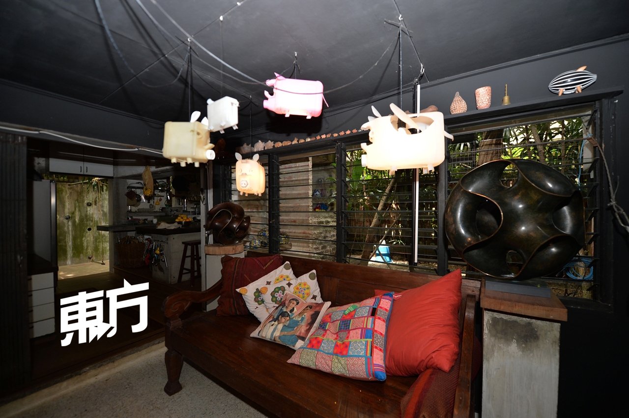 刘燕欢素来喜欢赋予废弃物新生命，家中客厅悬挂著好些由塑料瓶子改造的动物造型灯饰。