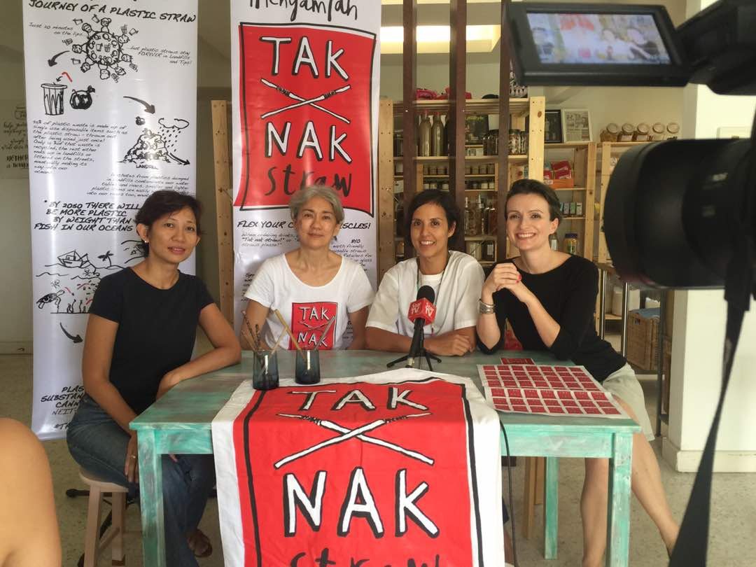 “Tak Nak Straw”由刘燕欢发起，共有6名创办人。图为其中4名创办人合照，左起为玛莲娜、刘燕欢、玛丽莎及嘉莉。