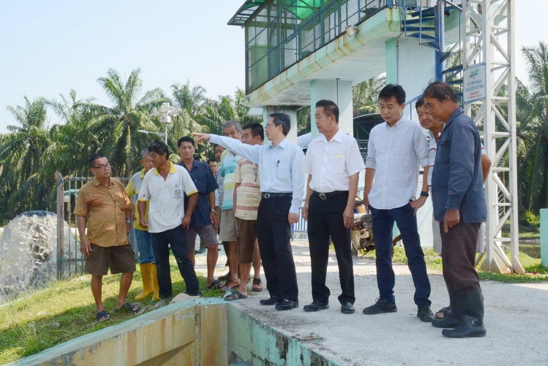 刘子健（右5）与小园主们巡视该抽水站之操作状况。