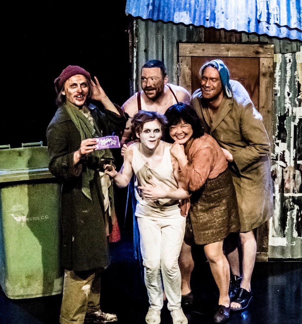 2015年跟随英国剧团“傻瓜号”（A Ship of fools)，到英国10个不同城市巡演及参加艺术节，演出“丑角”（Bouffon）形式的讽刺剧，此演出获英国文化协会资助。
