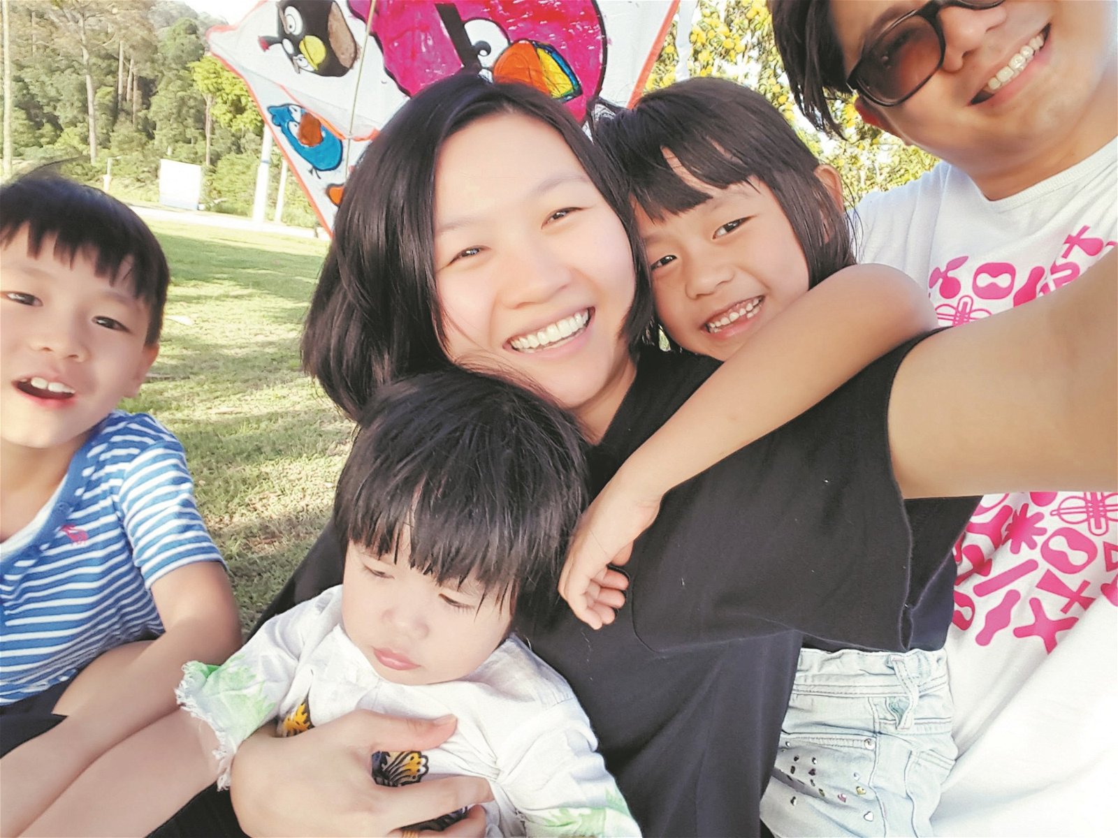 纵然已是极有经验的妈妈，张腾恩还是时刻虚心学习如何当一个好妈妈，陪伴4个孩子快乐成长。