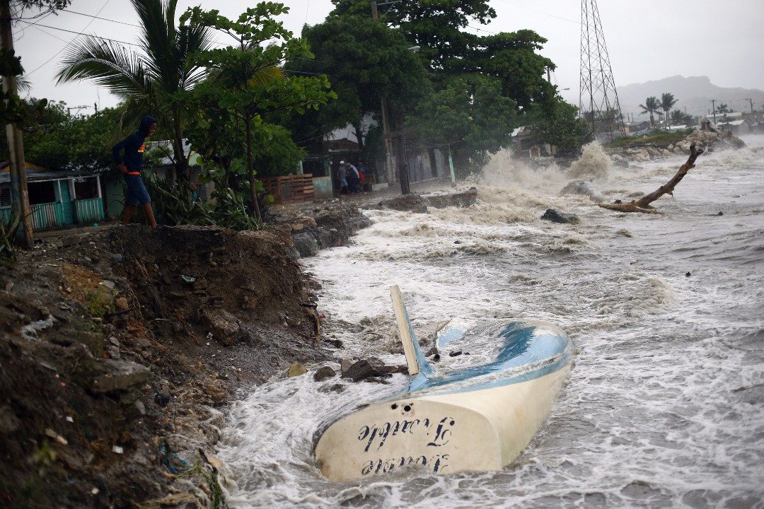 飓风“艾尔玛”周四吹到多米尼加，在北部普拉塔港掀起的海浪，不断冲击海岸。