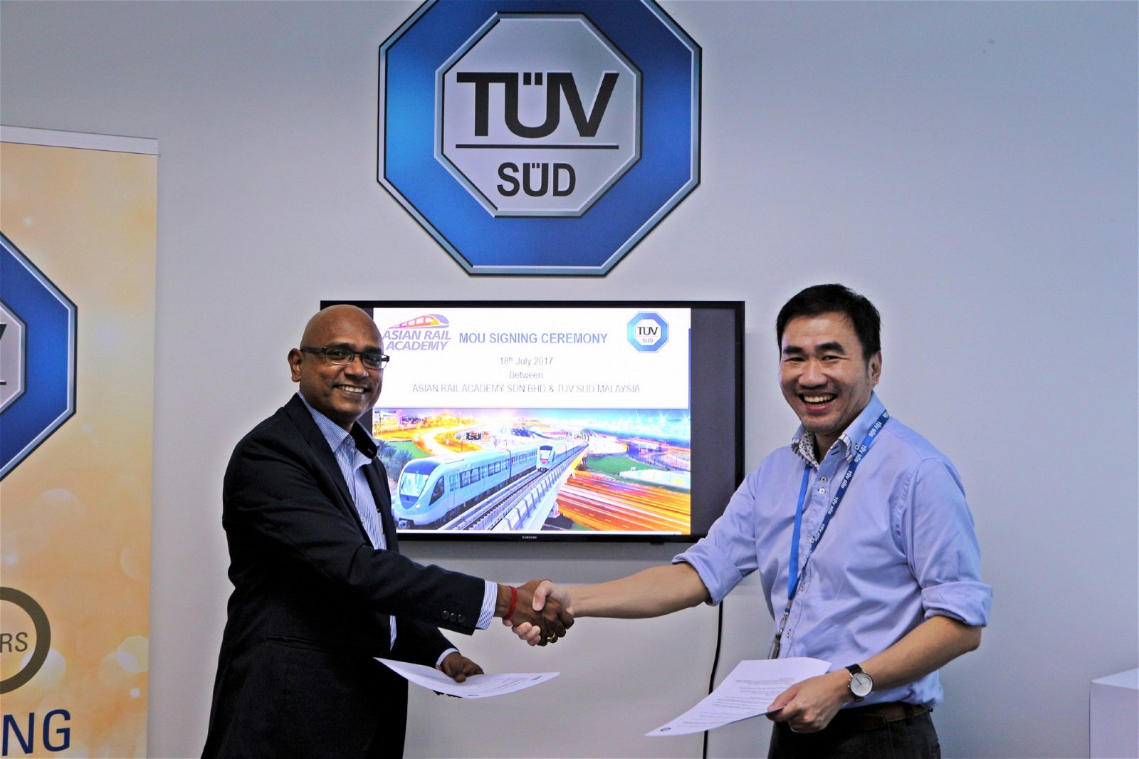 为了提高本地铁路培训水平，亚洲铁路学院特别引入英国NTAR与德国TUV SUD课程。图为玛兰与TUV SUD代表签署谅解备忘录。