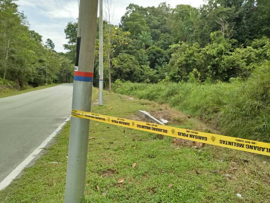 警方于周二凌晨1时在直落峇迪路，即距离案发地点约一公里处的水沟寻获死者遗体。