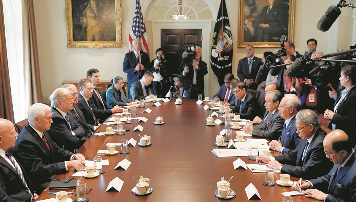 纳吉（右3）与特朗普（左3）各自率领马美官员举行会谈，马方代表包括祖哈斯南（右起）、慕斯达法、纳吉、阿尼法等，而美方代表则为麦克马斯特（左起）、彭斯、蒂勒森等。