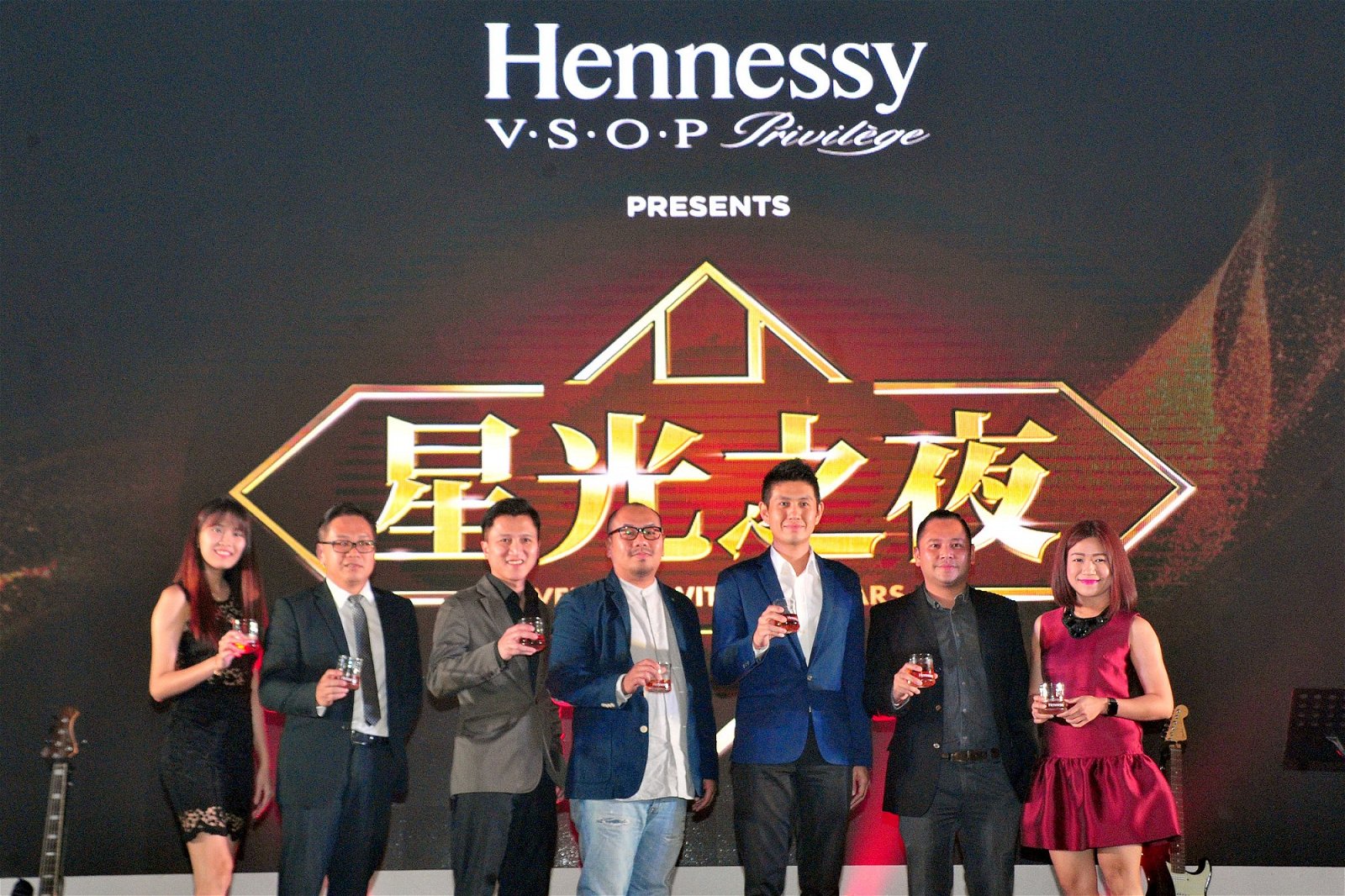 黄烨宁（左起）、张伟琪、李杰福、陈忠杰、郑国梁、维克托陈及许绮莉在新山站的Hennessy V.S.O.P“星光之夜”与台下的出席者一起举杯“饮胜”。