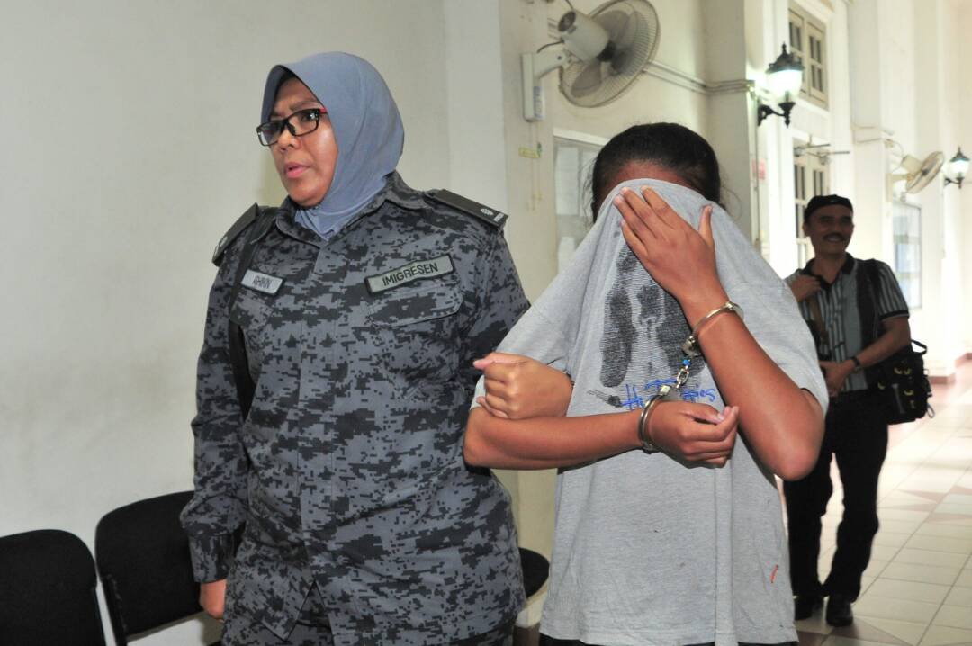 印尼籍女子被控窝藏和照顾非法外劳，今日俯首认罪，被判坐牢4年。
