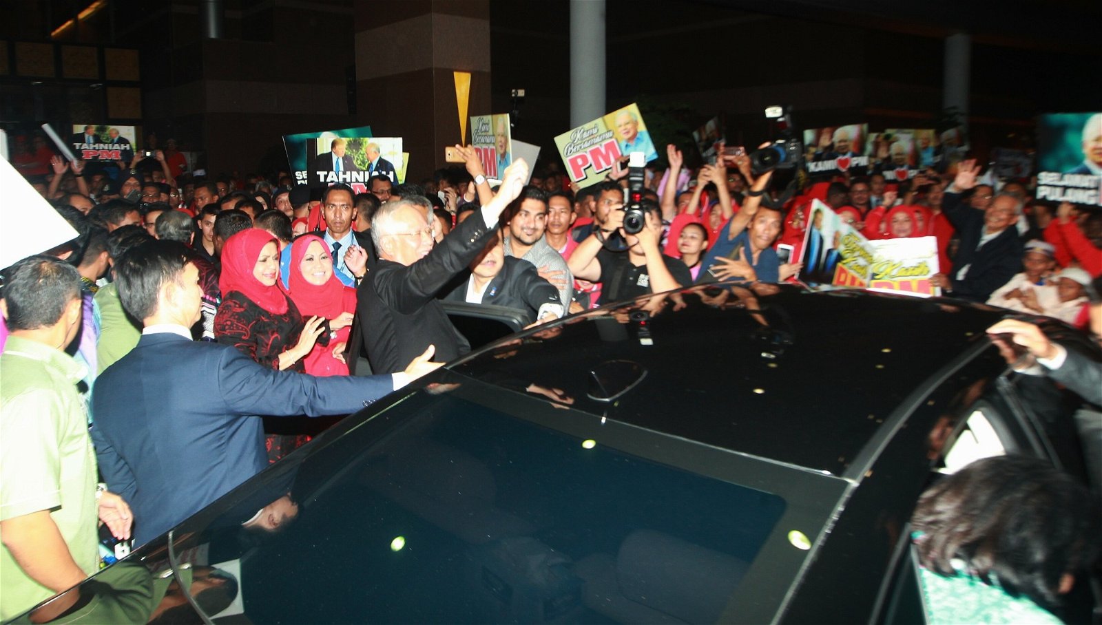 纳吉（左5）周五（15日）结束美国官访抵达吉隆坡国际机场，受到大批支持者迎接。左3为巫统妇女部主席丹斯里莎丽扎。