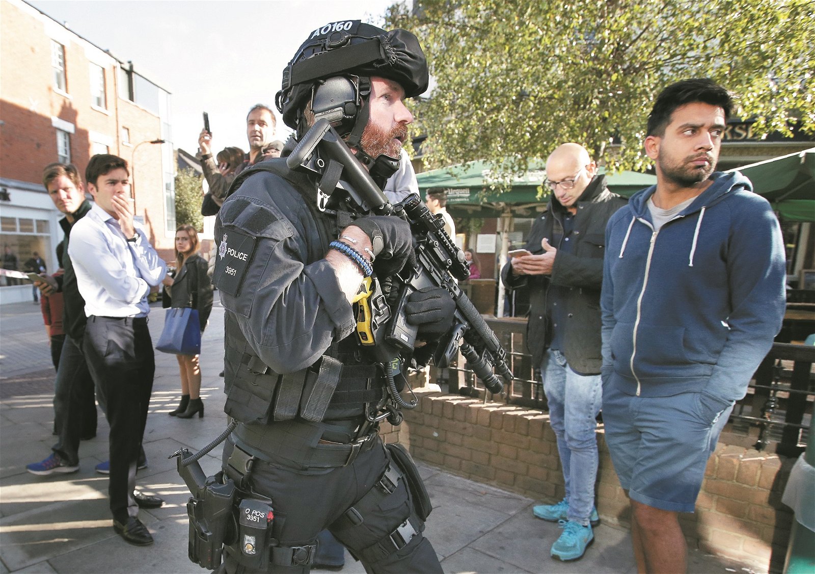 持枪警员在地铁站外巡逻。随著英国提高反恐级别，接下来的日子将有更多持枪警员，在街道及公共交通设施执勤。