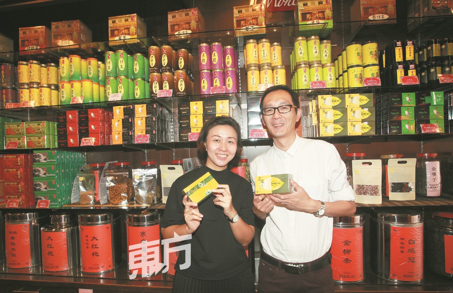袋泡茶深受顾客喜爱，尤其是年轻人，也是年轻人品茶的“入门法”。左起为李渭娟及刘振翔。