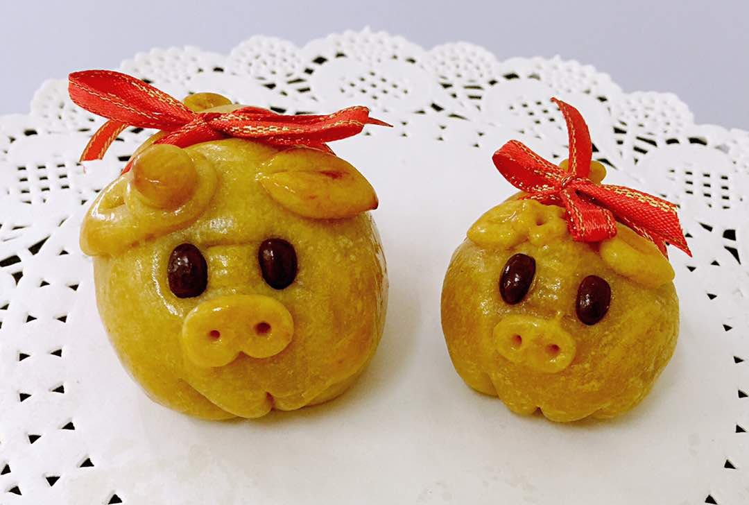 6粒装小金猪造型月饼逗趣可爱。
