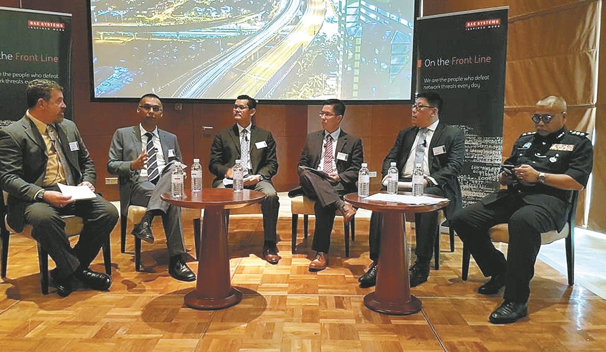 慕阿兹米（左3）及南利（左6）周三在商业防卫论坛上与国内业者同台演讲。左起为主持人约翰道尔顿、ISM保险服务公司首席执行员马恒德兰、联昌国际银行集团合规董事经理洪瑞龙，以及马来亚银行商业罪案合规组长黄敏辉。