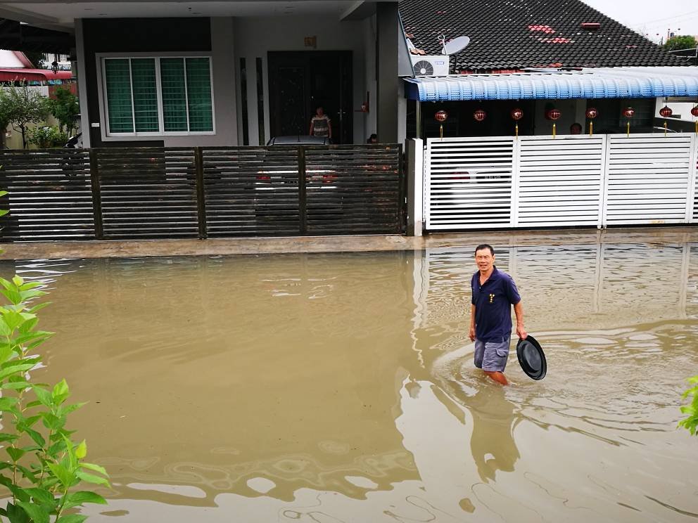 周四一场长命雨，威中区南美园第一期住宅区最为严重，近百户住宅水淹一至二尺。