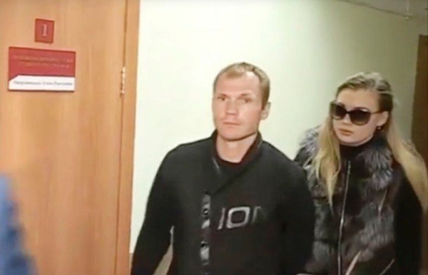 阿芬拿斯夫（左）及其妻近日出庭受审。（照片取自网络）