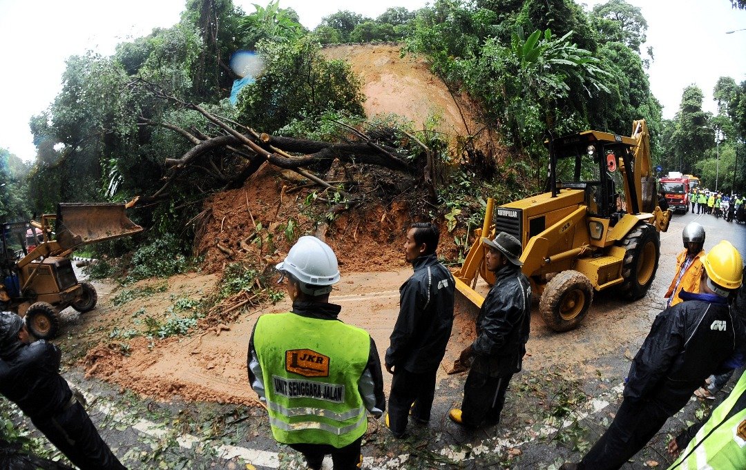 槟岛浮罗山背新路周四早上发生土崩，导致来往浮罗山背的主要道路暂时关闭，促请道路使用者绕路而行。