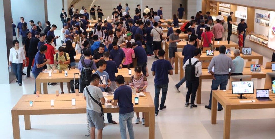 位于新加坡乌节路的东南亚地区首家苹果专卖店今年5月开张，并于周六首次迎来新手机发售的盛况。