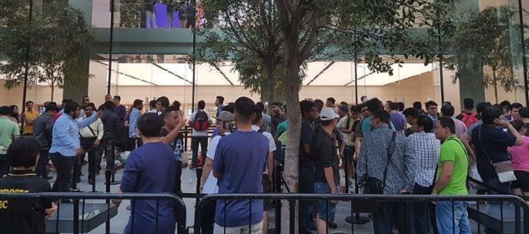 苹果iPhone 8和iPhone 8 Plus周六开售，不少苹果迷在新加坡乌节路苹果专卖店排队等候购买。