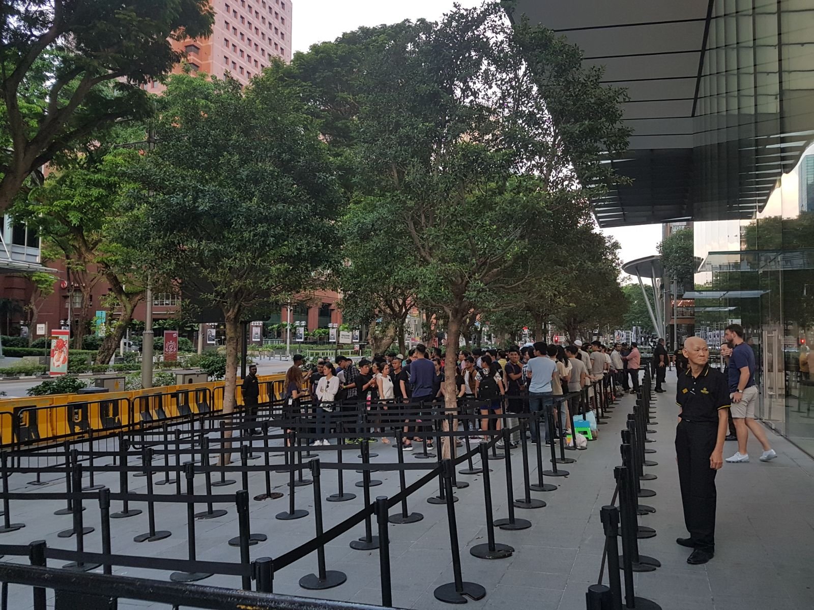 截至周五早上8时，已有逾200名苹果迷在新加坡乌节路苹果专卖店门外排队。