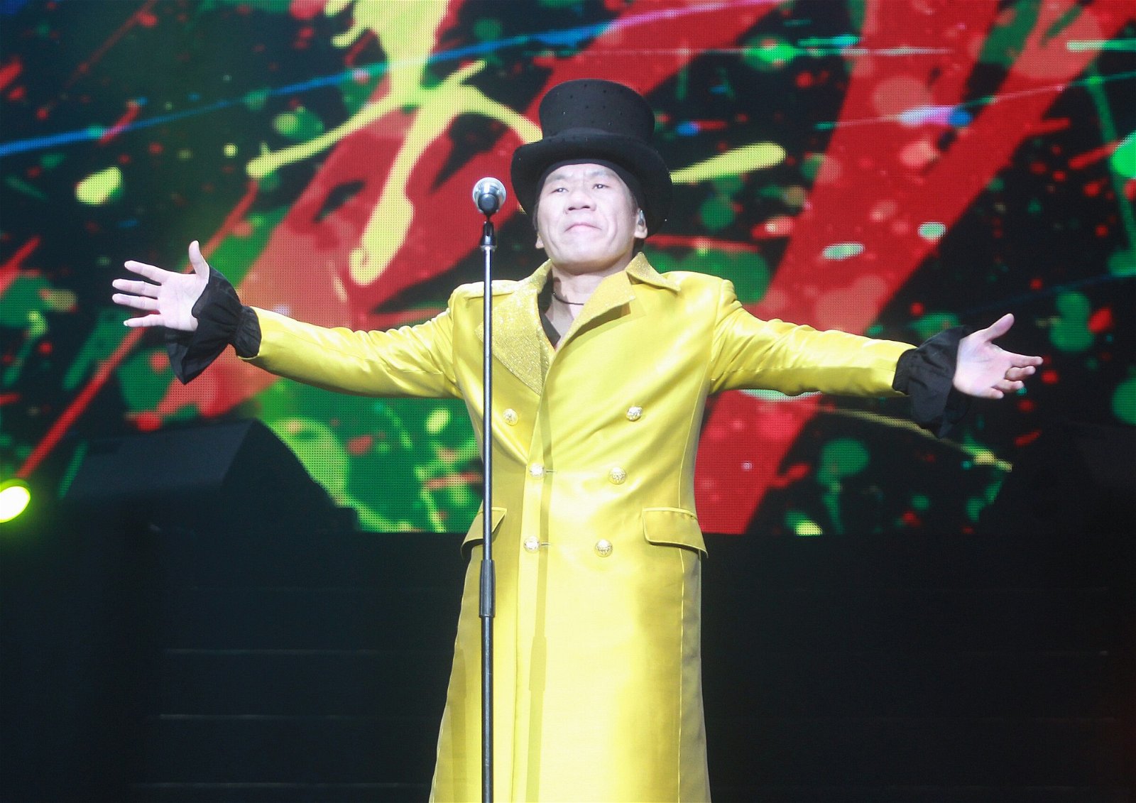 赵传以一袭黄色风衣、以浓浓中国摇滚 风霸气呈现《粉墨登场》，一开场就点 燃全场热情。