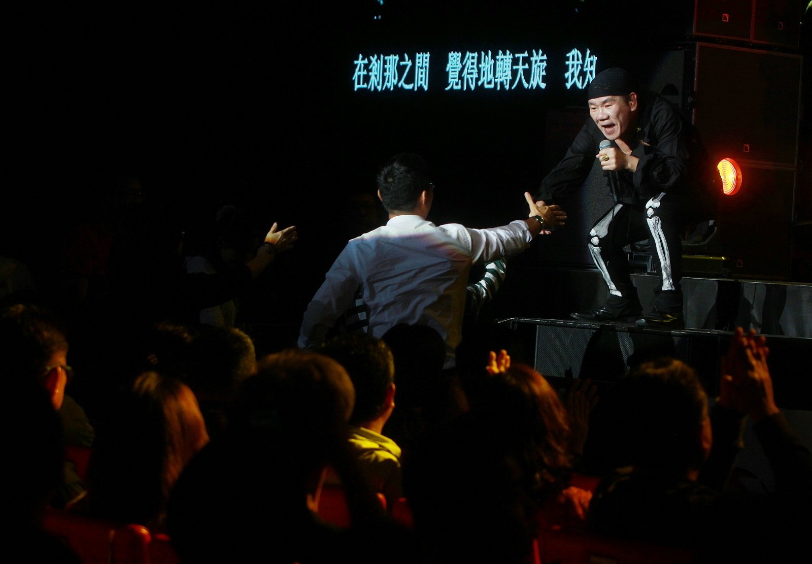 赵传从“山顶”观众席上惊喜现身，令 现场粉丝超惊喜，大包围偶像争先握手 ！