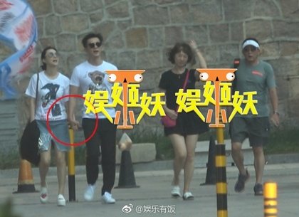 范冰冰（左起）、李晨和他的父亲（右）一起到青岛见女方家长。（图翻摄娱乐有饭微博）