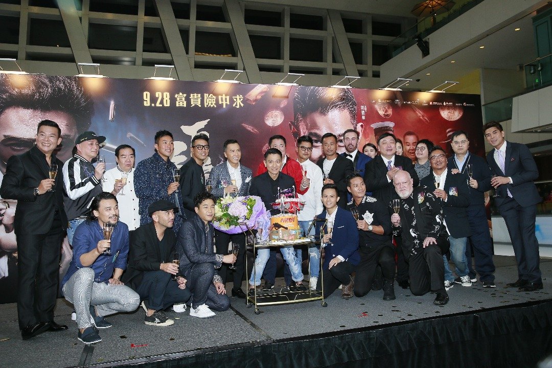 片中一众演员及嘉宾即场为刘德华唱生日歌，提早为他庆祝9月27日的56岁生日，场面热闹非凡。