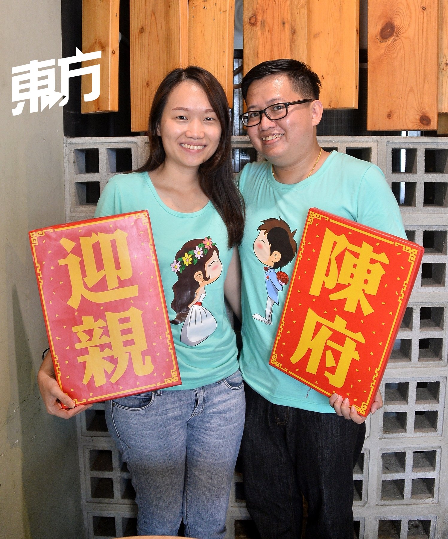 黄莲霜（左）和陈镇隆身上穿的T恤亦来自淘宝。