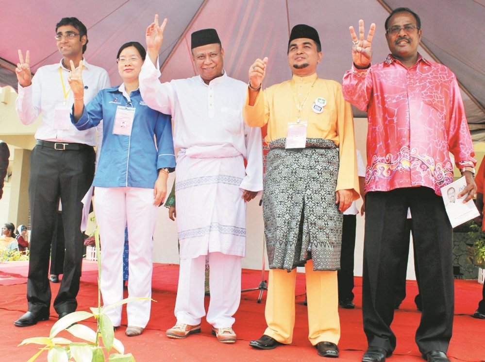巴东色海国会选区在2013年大选出现5角战，最终公正党的苏仁登（左起）击败马华王赛之及另外3名候选人。