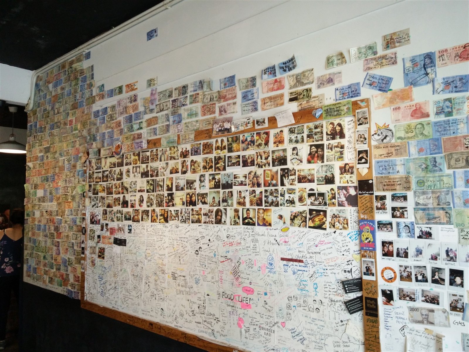 餐厅的墙壁上贴满各国的钞票，钞票上全是顾客的涂鸦与留言。
