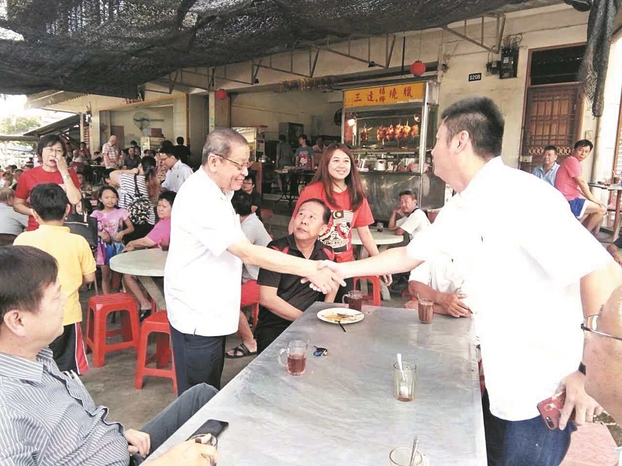 杨子安（右）特地到行动党举办的咖啡店论坛与林吉祥握手拍照，试探自己会不会因此被马华开除。