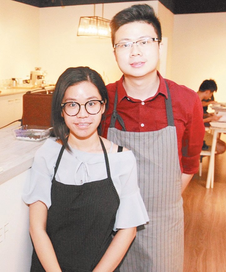 王杰甄（ 左） 及吴朝明创办“HERSERLEF”共享空间，予顾客一个舒适安静的学习和工作环境。