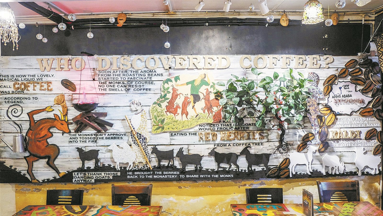 迦南地咖啡艺术馆内部犹如一座博物馆，墙上的壁画让顾客得知咖啡的由来。