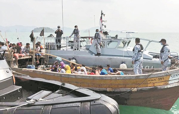 56名罗兴亚难民的船只出现在浮罗交怡海域，遭到大马海事执法机构扣查。