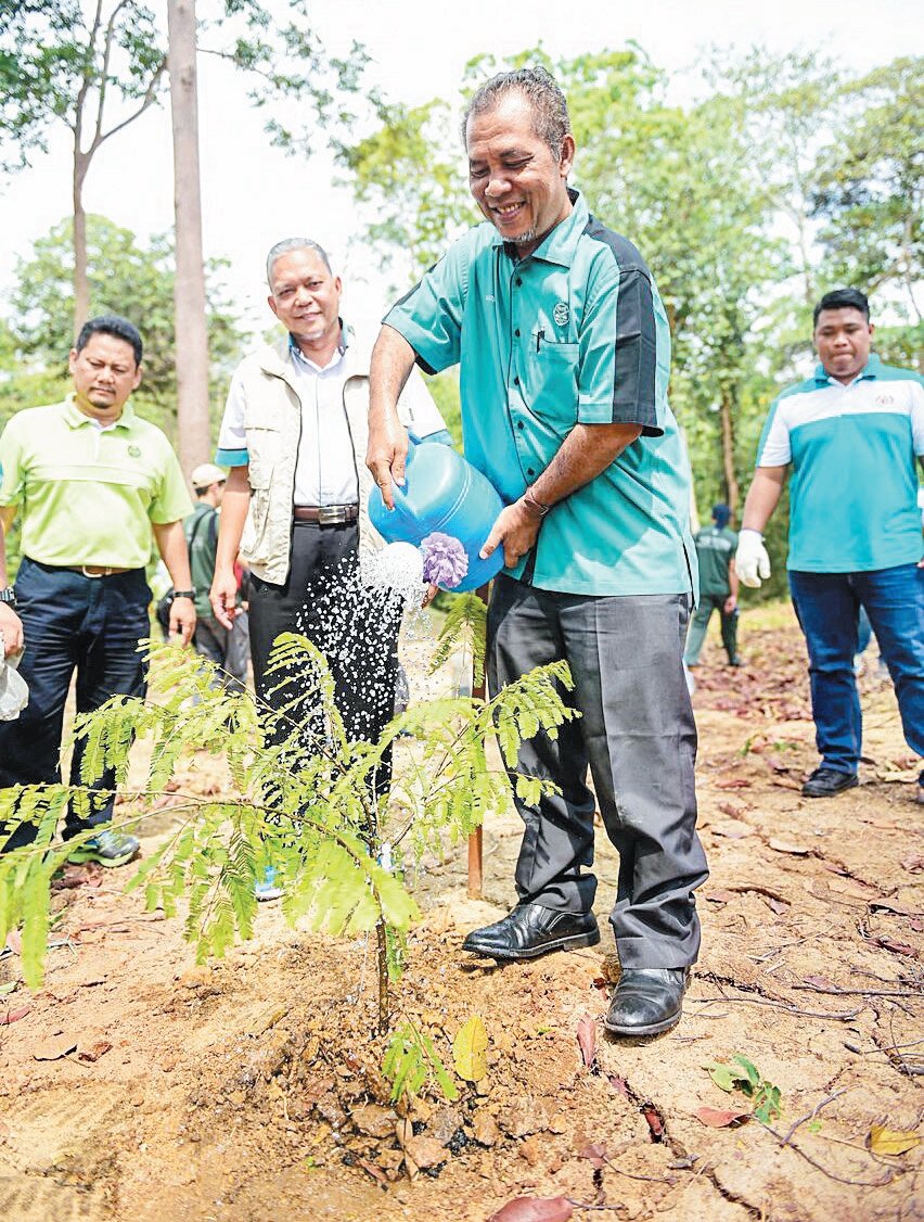 阿都拉迪夫以种植一棵马六甲树，为马六甲士兰道“与植物同名园”主持开幕。