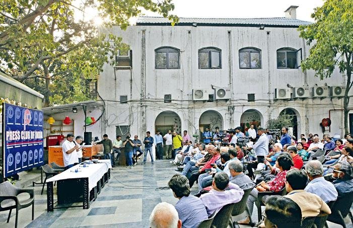 印度记者俱乐部主席拉西里昨日在新德里向一批记者发言。