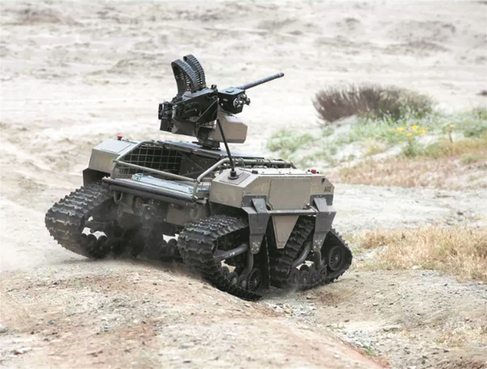 美国海军在沙滩进行无人掌控的军事机器人演习，日后可能用作战争用途。