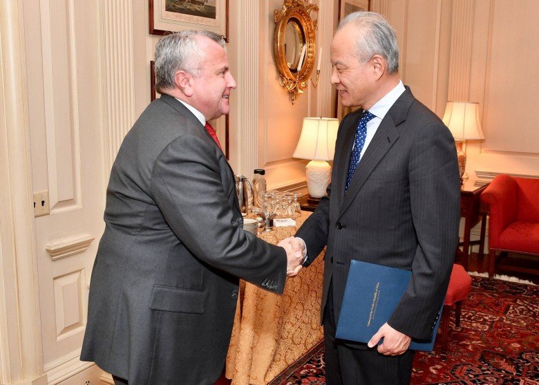中国驻美大使崔天凯（右）会见美国副国务卿沙利文后强调，中美应避免贸易战。