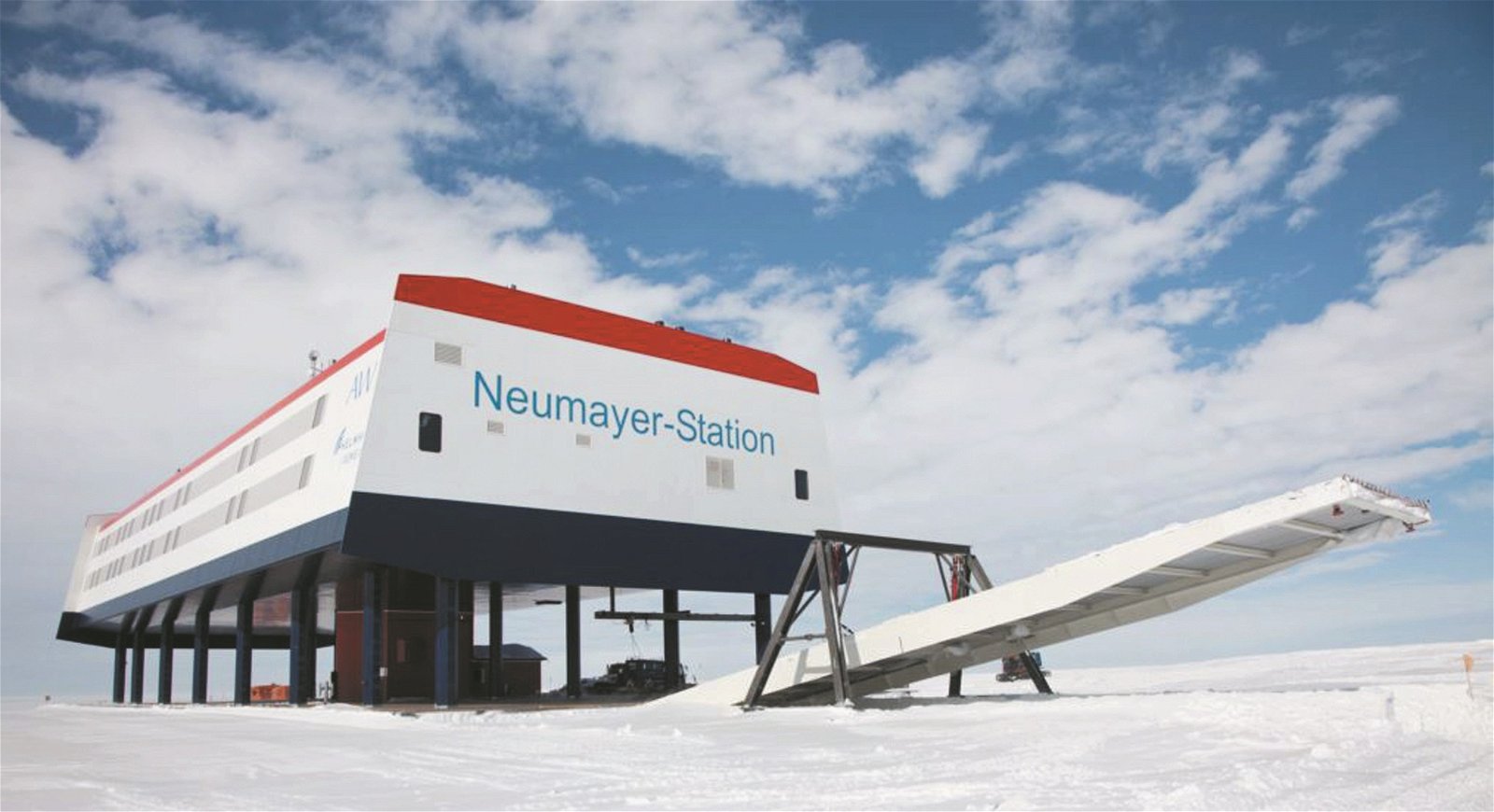 诺伊迈尔3号科考站位于南极洲毛德皇后地，建造历时7个月，耗资4000万欧元（1亿8944万令吉），由德国联邦教育和科研部的极地研究项目支持。它同时也是世界极地科考活动2007至2008国际极地年框架下，实现的重要项目。