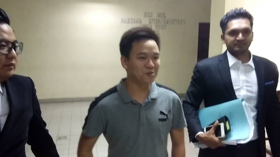 李宗圣（左2）认罪后遭罚款1万8000令吉，并在缴款后轻松步出法庭。