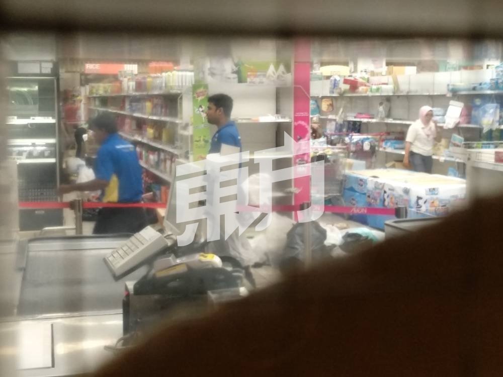 永旺超市预料会在周四傍晚前恢复营业，目前员工正在填补货架上的货品空缺，总花费金额仍在计算中。（摄影：杨金森）