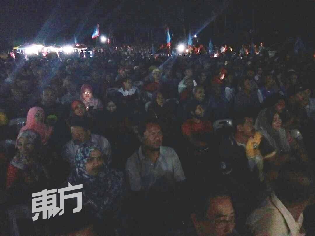 土著团结党周五晚的讲座会深入马泰边境黑木山的垦殖区举办，吸引约3000人到场。（摄影：黄腾辉）