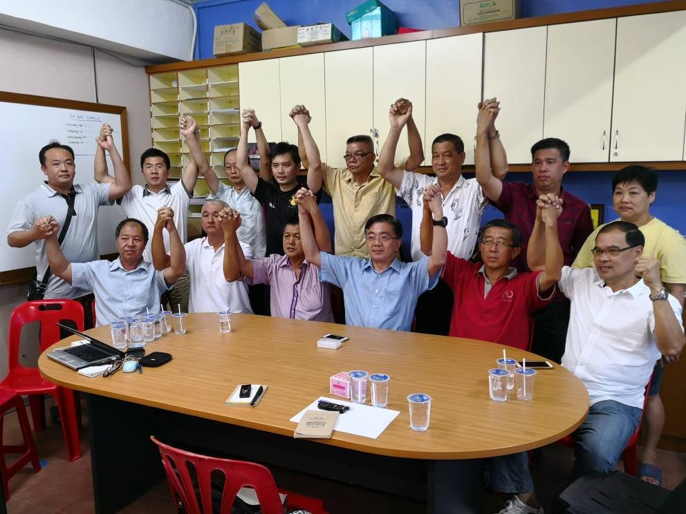 巫程豪(前排左4)与行动党振林山区联委会各支部领袖召开新闻发布会，号召党员团结一致，打败国阵。