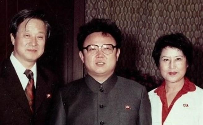 崔银姬和老公曾被绑架到朝鲜。图为1978年两人与当时的最高领导人金正日合影。