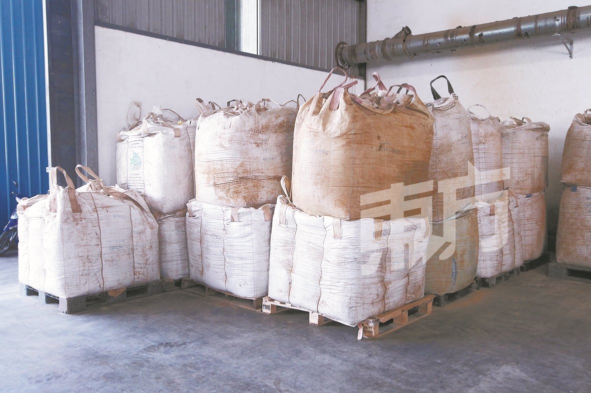 发酵厂房内摆满一袋袋的粉状肥料与饲料，收集了数批后就会送去化验，以确保这些已经调和的天然产品的营养价值达到标准。