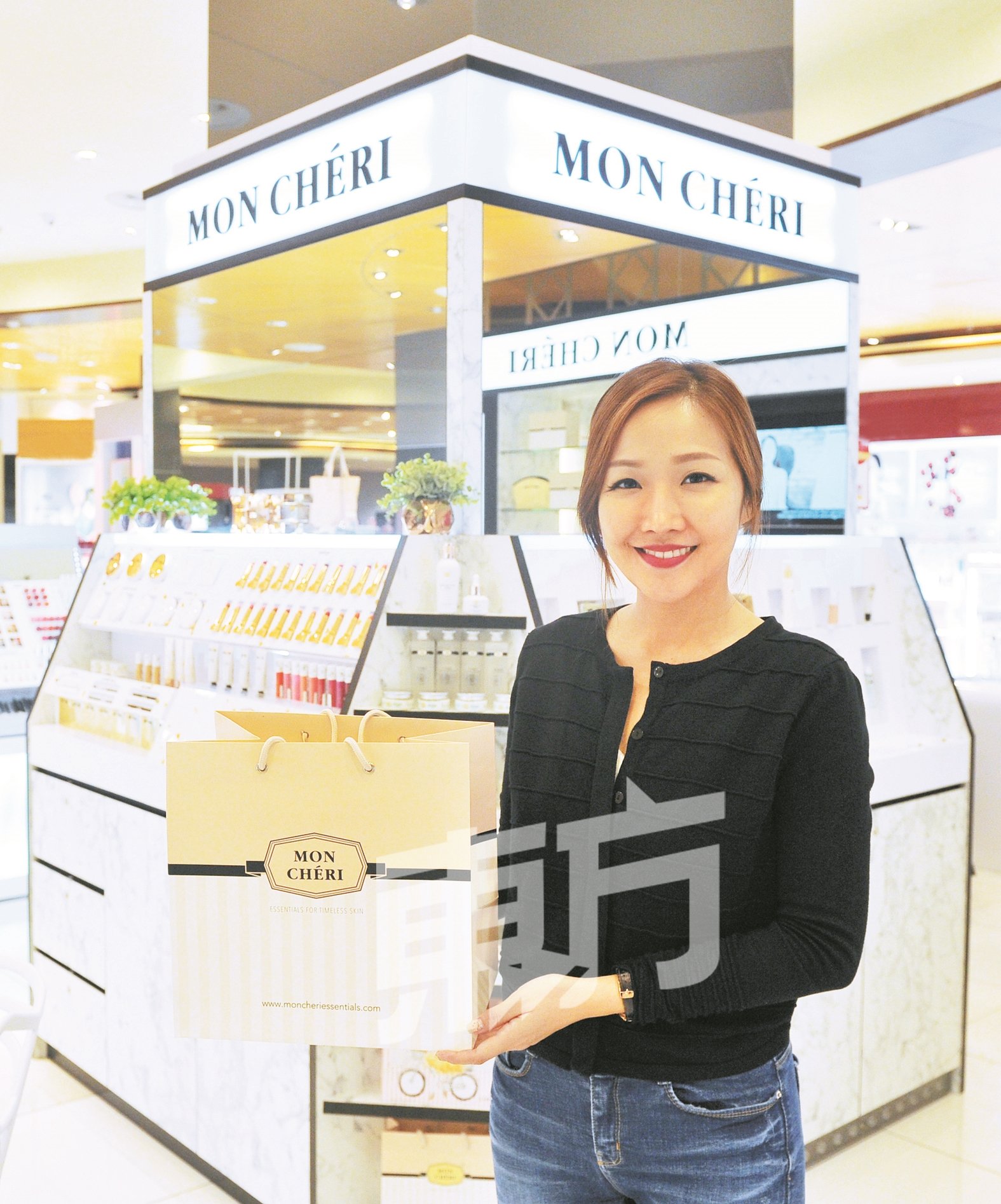 黄韵凤用了4年时间筹备“Mon Cheri”，并在2年前把品牌带出国门。除了在国内设立专柜外，也在网络平台“Shop.com”出售产品。