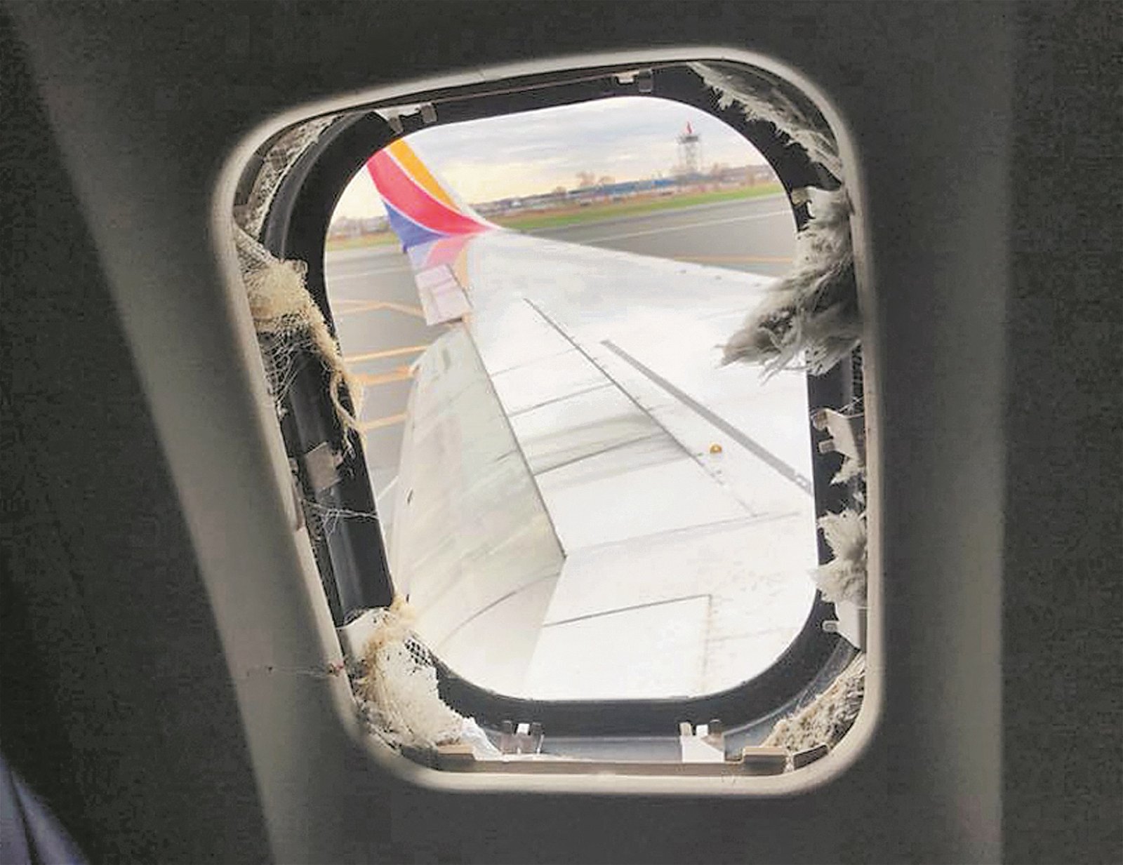 客机起飞不久，左边发动机爆炸受损，其碎片击破班机的窗户。